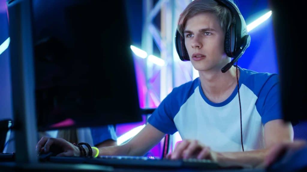 professionel gamer til esport tournering med gaming headset på hovedet